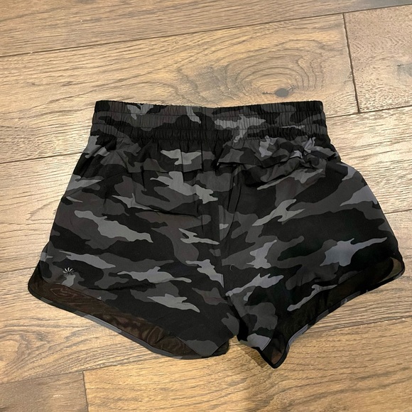 Athleta Mesh Racer Run 4in Black Camo Athletic Shorts Sz XS - Picture 4 of 6